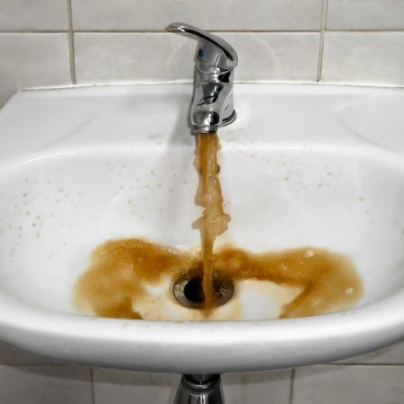 An image of a dirty water coming out of the tap